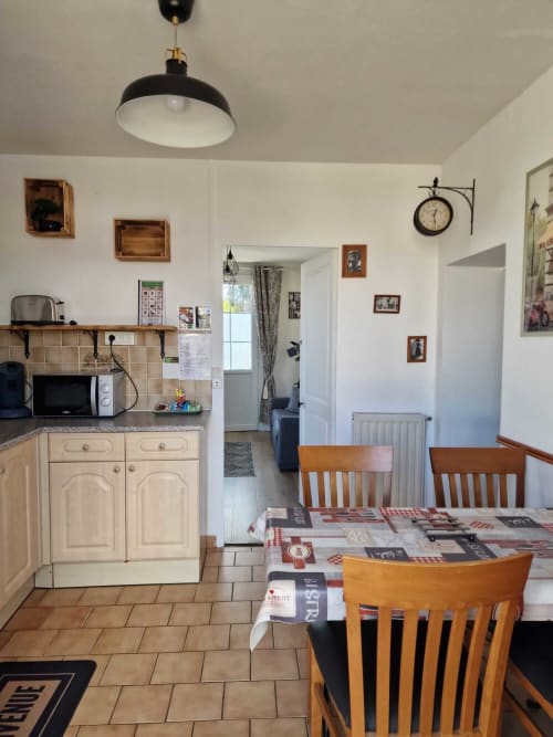 Salle à manger du gîte Harmonie à Lamotte-Beuvron en Sologne, avec table familiale, cuisine équipée et décoration chaleureuse dans un style bistrot.