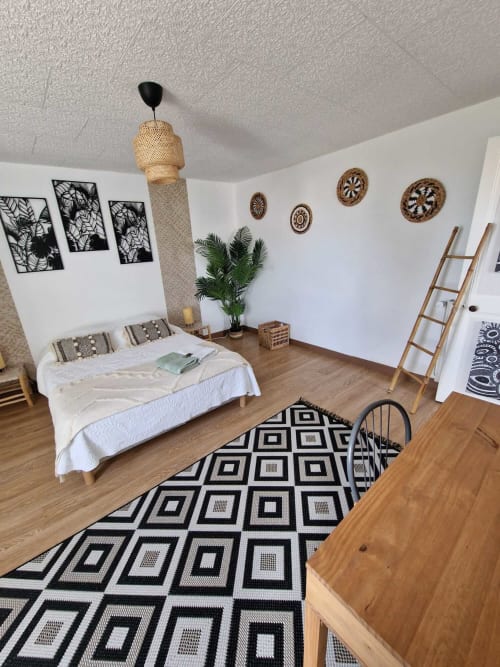 Grande chambre du gîte Harmonie à Lamotte-Beuvron en Sologne, avec lit double, décoration moderne et ambiance chaleureuse, idéale pour un séjour en famille ou entre amis