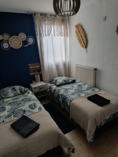 Petite chambre du gîte Harmonie à Lamotte-Beuvron avec deux lits simples confortables, idéale pour accueillir des enfants ou amis lors de votre séjour en Sologne.