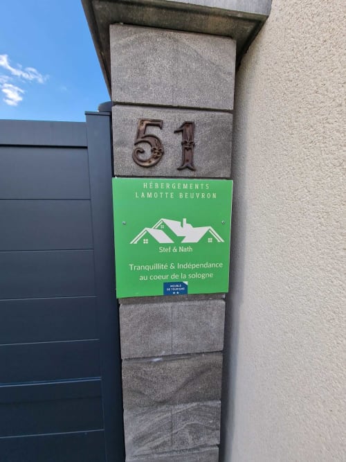 Entrée des hébergements Tranquillité & Indépendance au cœur de la Sologne à Lamotte-Beuvron, signalée par un panneau vert avec le numéro 51.