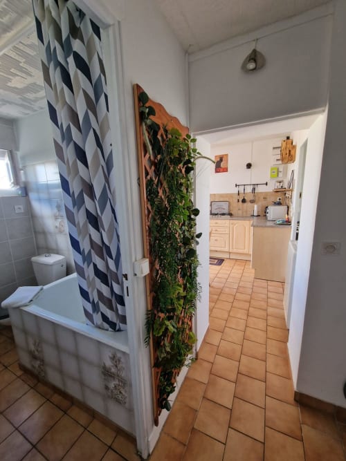 Couloir du gîte Harmonie à Lamotte-Beuvron reliant la salle de bain avec baignoire et la cuisine équipée, offrant confort et praticité pour votre séjour en Sologne.