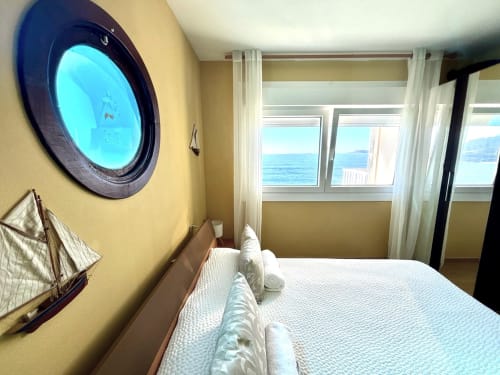 Habitación Duplex Albatros en Baiona con portilla, vista al mar y decoración náutica
