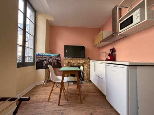 Renoviertes Studio mit Küchen-Esszimmer in Lourdes, Korallenwände, Esstisch, weiße Möbel, Mikrowelle und Stadtblick