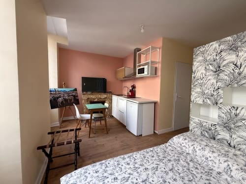Renoviertes Studioapartment in Lourdes mit Essbereich, Küchenzeile, TV und tropischem Design