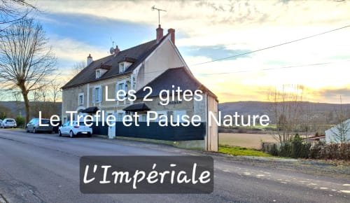 Rustic French cottage Les Gîtes de l'Impériale in Sermizelles with garden views at sunset