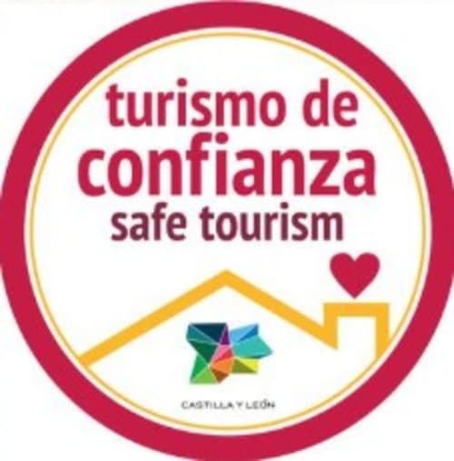 Insignia de certificación de turismo seguro de Tradición Rural en Nieva, Castilla y León, España