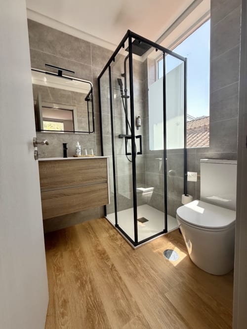 Modern bathroom in Touriga Nacional room at Casa Tawny, Pinhão with shower, wooden vanity and tiled walls