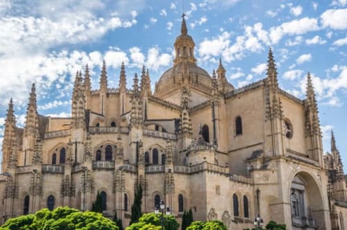 Catedral gótica con agujas ornamentadas y cúpula en Nieva, España cerca de Tradición Rural