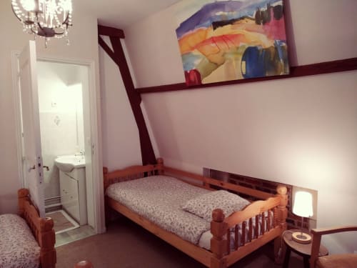 Chambre douillette du Duplex de la Tour au Château de Bellevue près du Puy du Fou avec lit en bois et salle de bains attenante