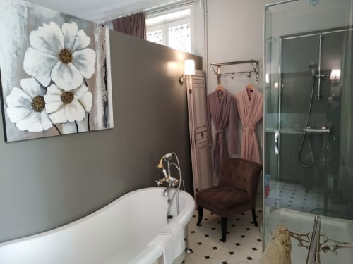Salle de bain élégante du Château de Bellevue avec baignoire sur pied et grande douche
