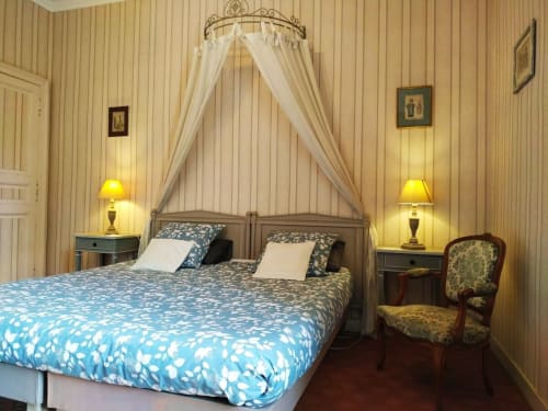 Chambre d'hôte  élégante proche du Puy du Fou avec ciel de lit, mobilier d'époque