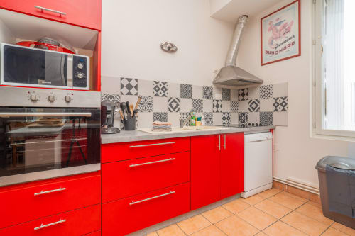 Cuisine rouge vif avec dosseret à motifs noir et blanc à Vacances en Touraine, Souvigny-de-Touraine