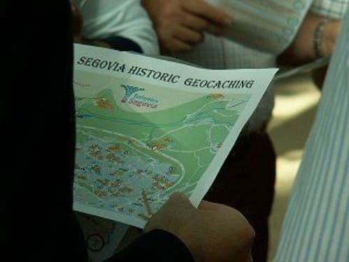 Persona sosteniendo mapa de Geocaching Histórico de Segovia en la propiedad Tradición Rural en Nieva, España