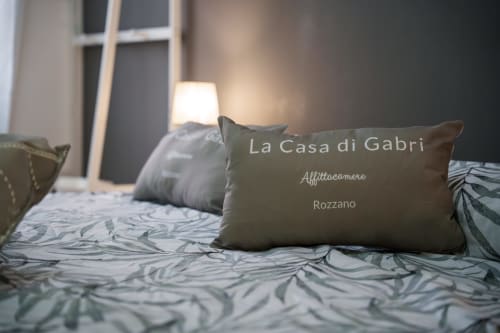 Bedroom at La Casa di Gabri affittacamere in Rozzano with decorated pillow and patterned bedding