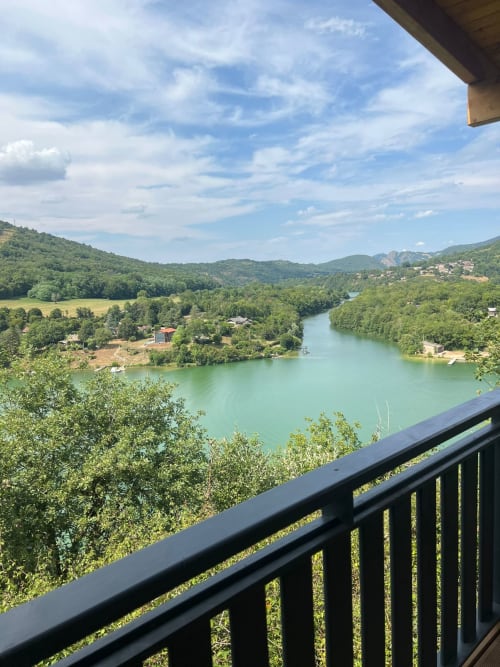Vista sul fiume turchese dalla terrazza del Lodge l'EPERVIER, circondata da colline verdi e foreste a Serrières-sur-Ain