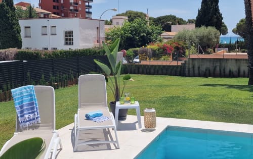 Villa de lujo en Benicàssim con piscina privada, tumbonas y jardín cuidado rodeado de paisaje mediterráneo