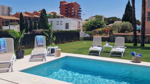 Villa de lujo con piscina en Benicàssim, tumbonas, jardín y arquitectura mediterránea