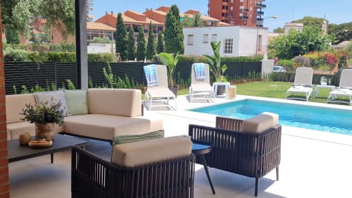 Terraza de villa de lujo MiramaRent Benicàssim con piscina privada, zona de descanso y vistas al jardín