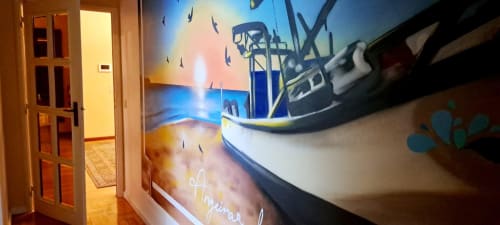 Corredor da Casa Da Avó Ilda com mural temático oceânico apresentando barcos de pesca e paisagens litorâneos