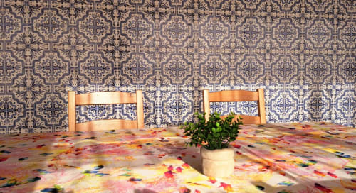 Quarto estiloso na Casa Da Avó Ilda, Matosinhos, com papel de parede azul e dourado estampado, cadeiras de madeira, piso de azulejos coloridos