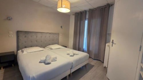 chambre sobre et literie de qualité a l'hotel mas le chatelet