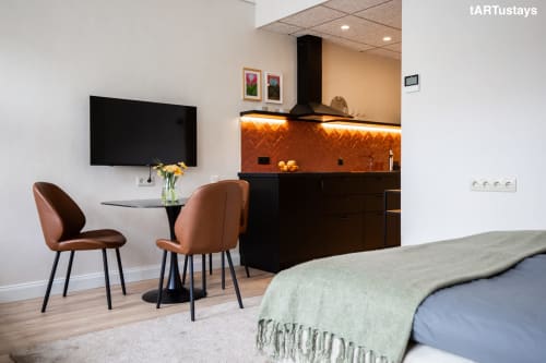 Bright living space with Kairo's art in Tartu center. Near Raekoja Square, RIMI & MyFitness. WiFi & AC included