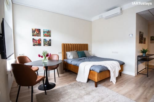 Modern apartment with queen & sofa beds, Maikro's art. Tartu center near Raekoja Square, RIMI & MyFitness