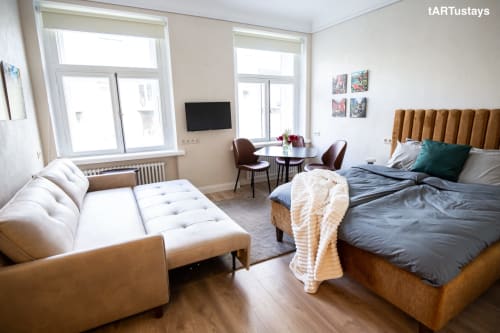 Cozy queen bed with Maikro art. Tartu center near Raekoja, RIMI & MyFitness