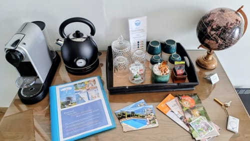 Willkommensset mit Tee, Kaffee und feinen Köstlichkeiten für einen charmanten und herzlichen Aufenthalt im Loup Castel