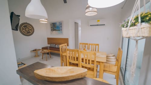 Sala de estar y comedor moderno en Olamar Living, Coveñas, con muebles de madera, cocina y decoración tropical