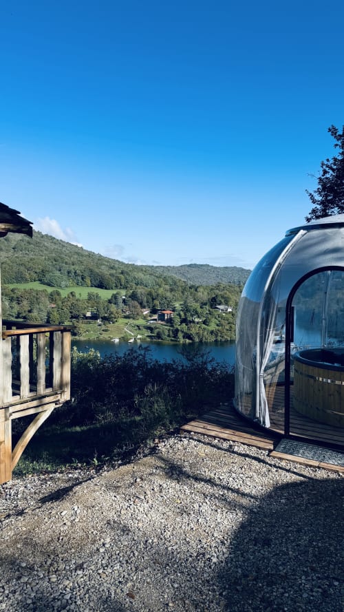 Struttura ricettiva in roulotte Airstream argentata che domina la valle dell'Ain con colline boscose, Serrières-sur-Ain