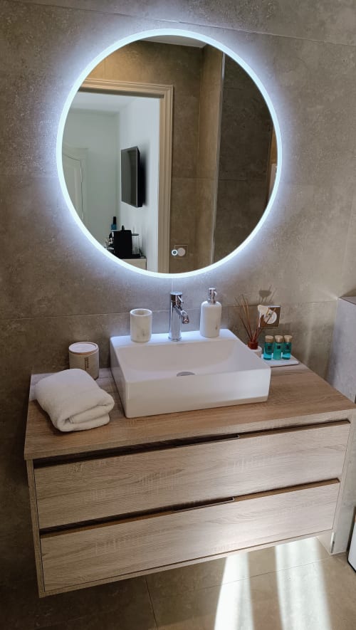 Luxuriöses Badezimmer im provenzalischen Zen-Stil, das Komfort, Ruhe und Eleganz im Loup Castel vereint