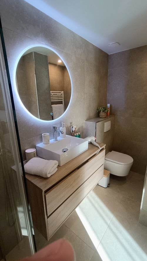 Luxuriöses Badezimmer im provenzalischen Zen-Stil, das Komfort, Ruhe und Eleganz im Loup Castel vereint