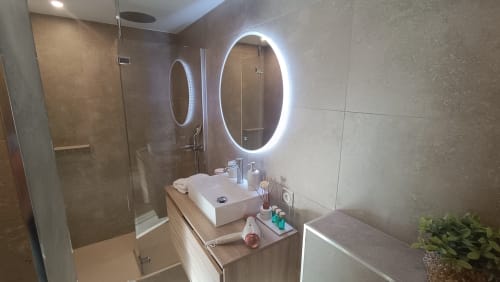 Luxuriöses Badezimmer im provenzalischen Zen-Stil, das Ruhe, Eleganz und Wohlbefinden im Loup Castel an der Côte d’Azur vereint