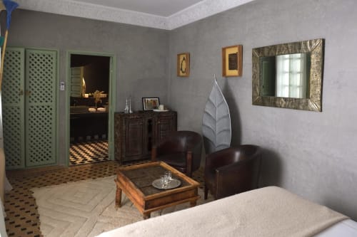 Chambre Royale in Riad Palau Marrakech met groene deuren, bruinen lederen stoelen, houten tafel en spiegellijsten