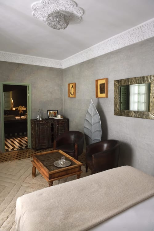 Luxueuze Chambre Royale slaapkamer in Riad Palau Marrakech met elegant meubilair, versierd plafond en zithoek