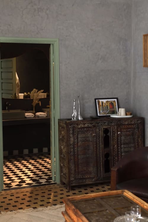 Koninklijke kamer in Riad Palau Marrakech met fraai gesneden kast, mintgroen deurraam en mozaïekvloer