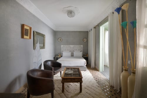 Chambre Royale in Riad Palau Marrakech: elegant ingerichte slaapkamer met gemusterde hoofdeinde, leren stoelen en traditioneel design