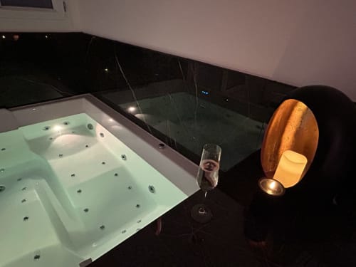 vue de la baignoire double balnéothérapie de L'alcôve Clisson Love room en pays de Loire 