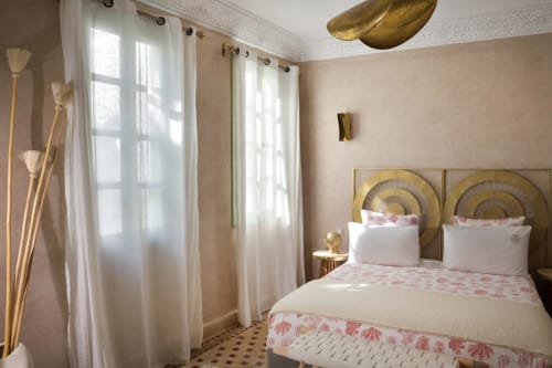 Chambre Sultana du Riad Palau Marrakech, espace lumineux au style oriental avec salle de bain tadelakt