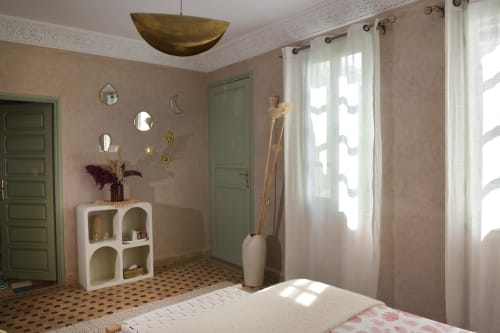 Moderne slaapkamer in Riad Palau Marrakech met terracottamuren, groene deuren, koperen hanglamp en eigentijds meubilair