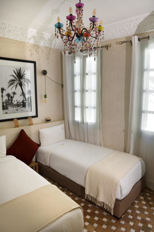 Essaouira-kamer in Riad Palau Marrakech: eenpersoonsbedden, kleurrijke kroonluchter, crèmekleurige muren en natuurlijk licht