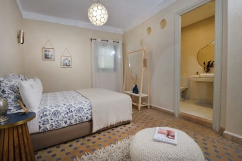 Chambre Blanche slaapkamer in Riad Palau Marrakech met blauw gemusterde tegelvloer, hanglamp en eigen badkamer