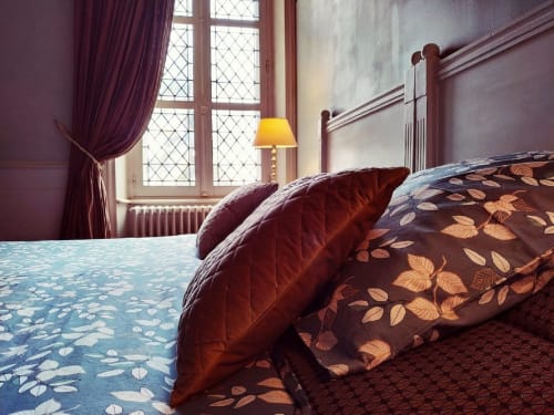 Élégante chambre du Château de Bellevue avec fenêtre à vitraux