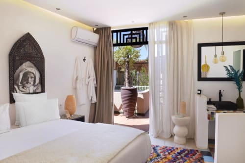 El Bacha kamer in Riad Palau Marrakech: luxe slaapkamer met wit beddengoed, Marokkaans decor, eigen badkamer en airconditioning