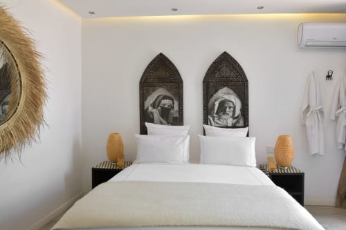 El Bacha kamer in Riad Palau Marrakech met wit bed, sierlijke Marokkaanse hoofdeinden en geweven decoratie