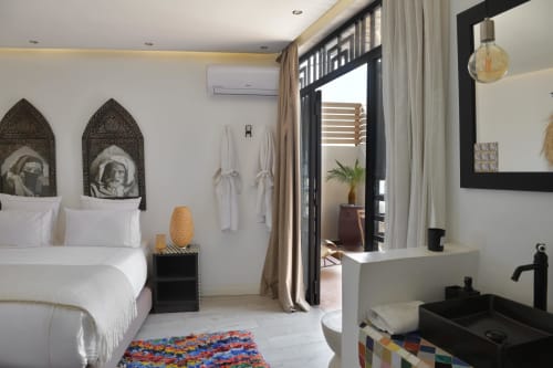 Chambre El Bacha in Riad Palau Marrakech: luxe slaapkamer met witte linnen, versierd hoofdeinde, moderne badkamer