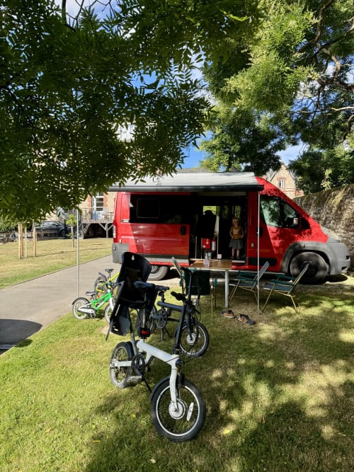 Plaisir de la vanlife dans le jardin de l'Auberge Ti'gousket à Guingamp