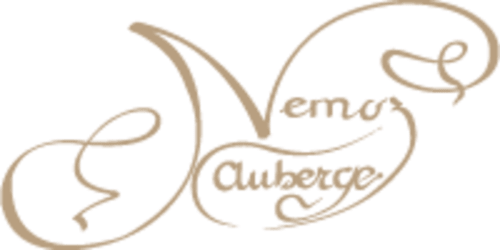 Logo élégant d'Auberge Nemoz en lettrescript cursif, chambres d'hôtes au Haut-Bréda, France