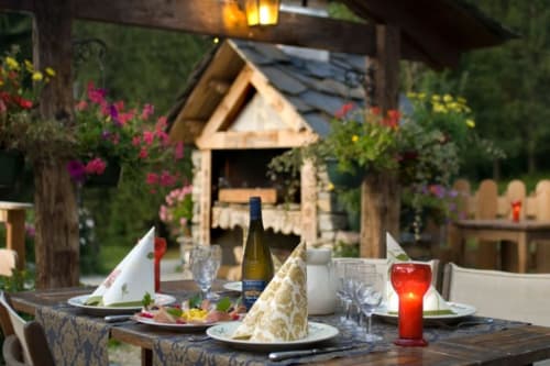 Dîner élégant en plein air à l'Auberge Nemoz avec vin, chandelles et kiosque de jardin